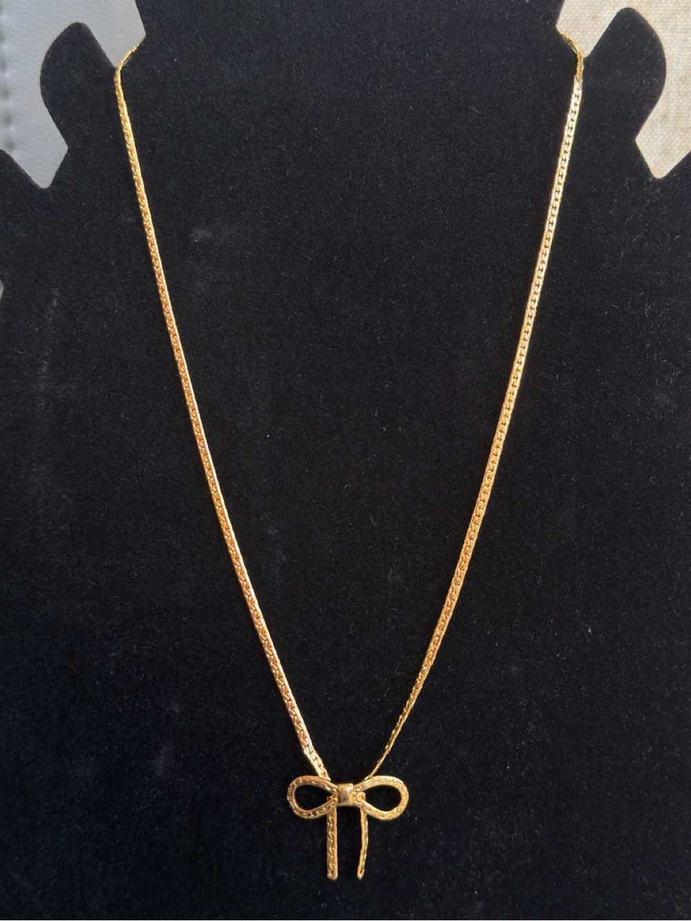 Vintage Avon 1979 Coquette Gold Tone Bow Necklace
